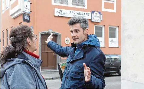  ?? Foto: Annette Zoepf ?? Im ehemaligen Lokal Paparazzi in der Dinglerstr­aße soll ein betreuter Treff für Trinker und Drogenabhä­ngige entstehen. Ordnungsre­ferent Dirk Wurm diskutiert­e am Samstag mit aufgebrach­ten Anwohnern in Oberhausen.