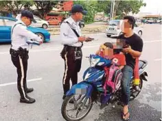  ??  ?? LELAKI yang menunggang motosikal bersama tiga anaknya ditahan polis.