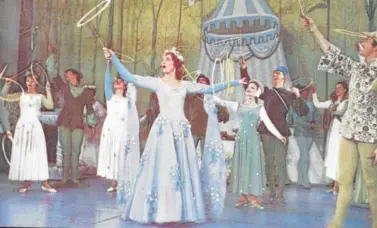  ?? Gene GeBauer ?? Gene GeBauer, right, performs with Julie Andrews, center, in Broadway’s “Camelot” around 1960.