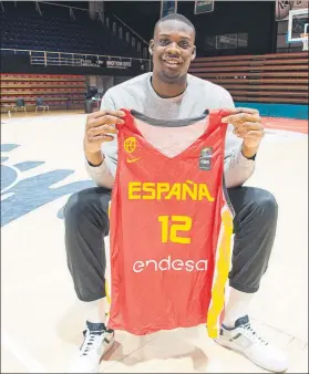  ?? FOTO: EFE ?? Osas Ehigiator posa con la camiseta de la selección. El pívot, listo para el debut