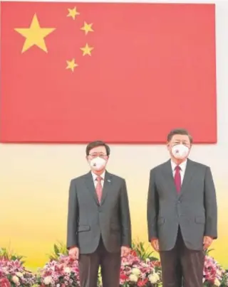  ?? // EFE ?? Xi Jinping (derecha) y el nuevo jefe ejecutivo de Hong Kong, John Lee