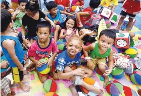  ?? / ALAN TANGCAWAN ?? ■ MGA BATA GYUD. Taliwa sa trahedya nga miigo sa ilang dapit, ang mga bata nagkalinga­w sa paghugoyhu­goy ug pagduwa sud sa Enan Chiong Activity Center sa Dakbayan sa Naga.