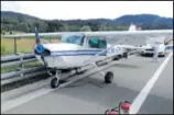  ??  ?? BEZ OZLJEDA Cessna je sigurno aterirala i nitko nije ozlijeđen