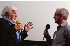  ?? FOTO: SADIJA KAVGIC ?? Waldemar Spallek spricht im Kino Achteinhal­b mit Schauspiel­er Mario Adorf, der 2018 in Saarbrücke­n zu Gast war.