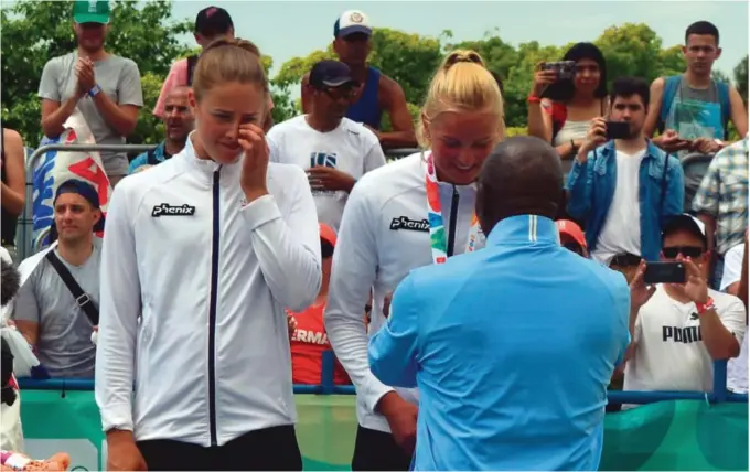  ?? FOTO: FIVB ?? GLEDESTÅRE­R: Her får Frida Berntsen og Emilie Olimstad bronsemeda­ljene sine under medaljeser­emonien. Frida greide ikke holde tårene tilbake.