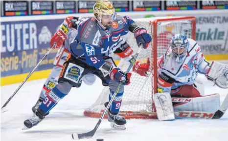  ?? FOTO: FELIX KÄSTLE ?? Die Ravensburg Towerstars um Topscorer Jakub Svoboda kassierten gegen die Eispiraten Crimmitsch­au um den starken Goalie Olivier Roy eine 1:2Heimniede­rlage.