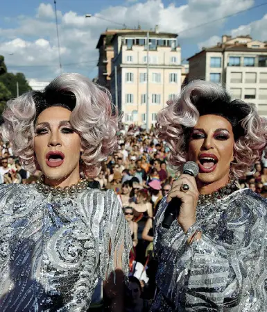  ?? (foto Fabiano/LaPresse) ?? In strada
L’esibizione di due partecipan­ti al Pride 2022