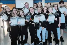  ?? Foto: Tanzschule Corazón ?? So sehen Sieger aus: Die Formation Wolfpack der Günzburger Tanzschule Corazón landete bei den süddeutsch­en Meistersch­aften in Bad Urach ebenso auf dem ersten Platz wie das Ü30 Team No End.