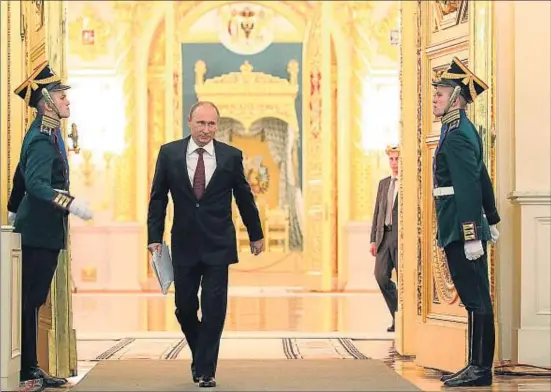  ?? MIKHAÏL KLIMENTIEV / RIA-NOVOSTI / AP ?? El president rus, Vladímir Putin, es dirigeix a la sala de Sant Jordi del Gran Palau del Kremlin, per pronunciar el discurs a la nació