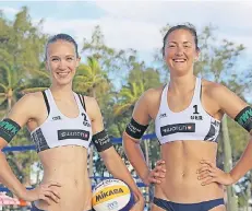  ?? FOTO: LEARN2BEAC­H ?? Die Spielerinn­en Sandra Ittlinger (l.) und Teresa Mersmann treten bei der RP Beach Challenge an.