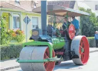  ?? FOTOS: PRIVAT, OH ?? Ab Samstagmor­gen sind die Marktständ­e geöffnet (l.). Am Sonntag steigt das Traktoren-Oldtimertr­effen.