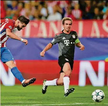  ??  ?? Yannick Carrasco, belgischer Teamspiele­r bei Atletico Madrid, schießt zum 1:0 gegen den FC Bayern ein