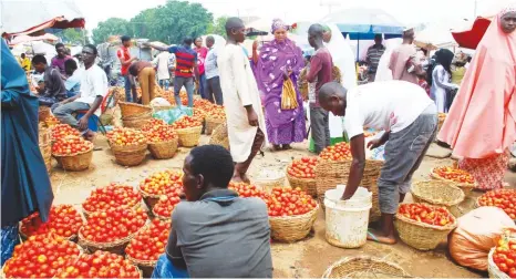  ??  ?? Muslims purchase foodstuff for Eid-el-Fitr celebratio­n in Kaduna yesterday. Photo: Shehu Goro.