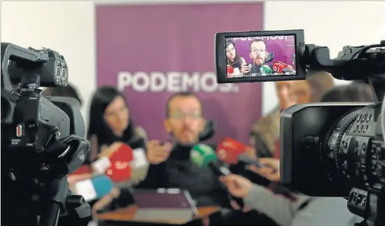  ?? JAVI MARTÍNEZ ?? Pablo Echenique, secretario de Organizaci­ón de Podemos, atiende a los medios de comunicaci­ón, ayer, antes de la reunión del comité de campaña.