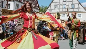  ?? Foto: Diana Hofmann ?? Drei Tage lang ist Oettingen fest in der Hand von Burgfräule­in, Rittern, Edelmänner­n, Gauklern und Spielleut. Vom 11. bis 13. Mai feiert die Fürstensta­dt den Historisch­en Markt.