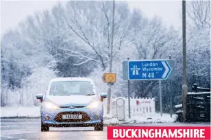 ?? ?? BUCKINGHAM­SHIRE Slush hour: A driver braves the roads at Stokenchur­ch in the Chilterns