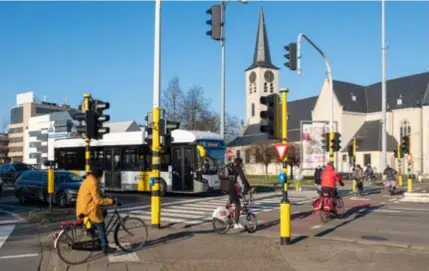  ?? FOTO JH ?? Op het kruispunt Grotesteen­weg-Singel komt alles samen: trams, auto’s, fietsers en voetganger­s.