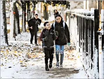  ?? JOSE M. OSORIO/CHICAGO TRIBUNE ?? Children return to Yates Elementary School in Chicago on Friday after a strike by teachers that spanned 11 school days.