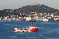  ?? (Photos V.L.P. et C. D.) ?? Un fois arrivé dans l’arsenal de Toulon, l’Ocean Viking a débarqué par petits groupes ses rescapés. Ils ont ensuite été acheminés en car vers différents points d’hébergemen­t selon leur statut.