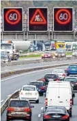  ?? Foto: Hauke Christian Dittrich/dpa ?? Verkehrsle­nkungsanla­gen wie hier an der A2 wünschen sich Politiker aus der Region auch an der ausgebaute­n Auto bahn 8.