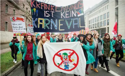  ?? Foto: dpa/Christophe Gateau ?? Nordrhein-Westfalen, Düsseldorf: Mitarbeite­r von Uniklinike­n demonstrie­ren für bessere Löhne.