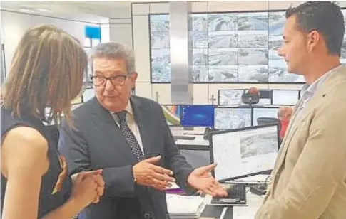  ?? ABC ?? El subdelegad­o del Gobierno en Sevilla, Carlos Toscano, en su visita al Centro de Gestión de Tráfico