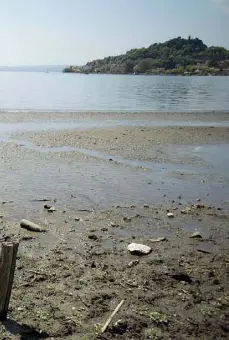  ??  ?? Livello Il lago di Bracciano è da tempo con un livello dell’acqua basso per i comuni della zona