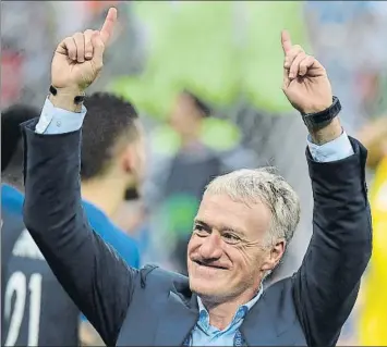  ?? FOTO: EFE ?? Didier Deschamps, eufórico tras coronarse campeón del mundo. Ya lo hizo como futbolista y ahora, como técnico