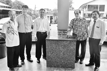  ??  ?? Hii (second right) shows the date when the time capsule will be opened while (from third right) Yong, Teo and others look on.