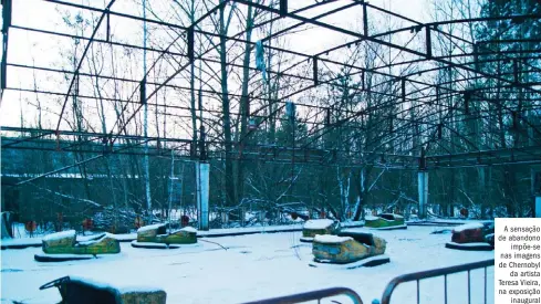  ??  ?? A sensação de abandono impõe-se nas imagens de Chernobyl da artista Teresa Vieira, na exposição inaugural