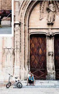  ??  ?? Left: Horse & cart for hire outside Palma’s La Seu Cathedral.
Below: A couple enjoy a breather on the steps of the Llotja dels Mercaders.