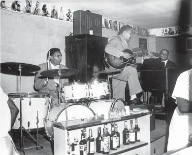  ?? THOMAS R. BADEN ?? Milt Buckner performs in the Bengazi Room at Carr’s Beach in Annapolis circa 1958.