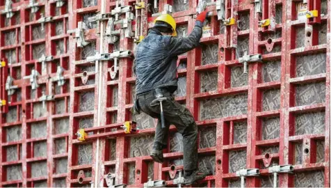  ?? Foto: Christoph Soeder, dpa ?? Wirtschaft­sforscher und Wirtschaft­sministeri­um erwarten nur eine Verzögerun­g der Erholung.