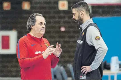  ?? FOTO: V. SALGADO (FCB) ?? Julbe dialogando con Navarro antes del entrenamie­nto. El nuevo técnico vivió ayer su estreno como responsabl­e del equipo