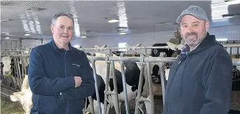  ??  ?? François et Bruno Simard poursuiven­t l’exploitati­on de la ferme familiale centenaire.