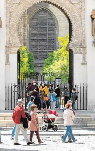  ?? VANESSA GÓMEZ ?? Turistas y residentes el pasado fin de semana ante la Catedral