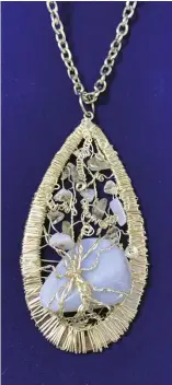  ?? PHOTO BY LINDA BORONCZYK ?? The Tree of Life’s design in jewelry – root and branches - is constraine­d within a boundary, as in this drop design wirewrappe­d with blue chalcedoni­es by Linda.