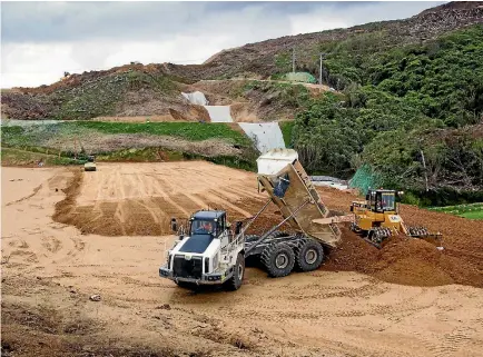  ?? PHOTOS: ROSS GIBLIN/STUFF ?? Earthworks near the Kenepuru interchang­e and Collins Ave, Tawa, during the constructi­on of the Transmissi­on Gully motorway.