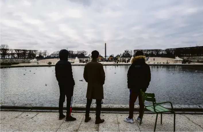  ??  ?? Hadi et Baqir, à gauche et à droite, sont arrivés à Paris récemment, et sont logés en centre d’hébergemen­t dans le nord de Paris. Ali, au centre, vit à Paris depuis quatre ans.