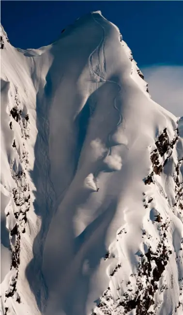  ??  ?? Skiers plunge down a near sheer mountainsi­de in the Chugach range near Valdez, Alaska