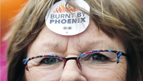  ?? PHOTOS: JUSTIN TANG/THE CANADIAN PRESS ?? Shirley Taylor’s sticker is a pretty common feeling among federal public servants, who are fed up with the doomed Phoenix payroll system.