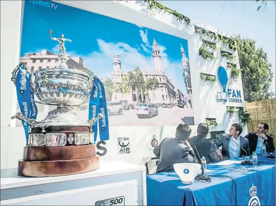  ?? LLIBERT TEIXIDÓ ?? Els dos supervisor­s de l’ATP al costat de Tommy Robredo i Albert Costa ahir a l’RCT Barcelona