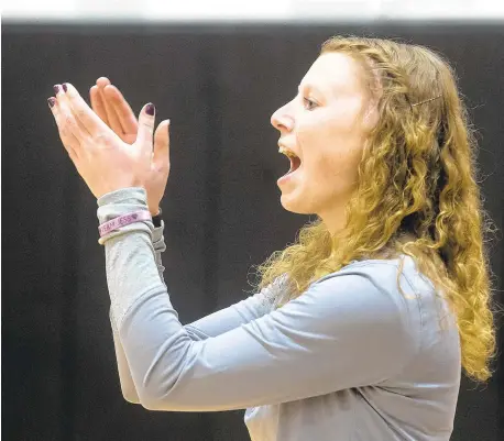  ?? HARRY FISHER / THE MORNING CALL ?? Northampto­n head volleyball coach Jess Finlayson encourages her team.
