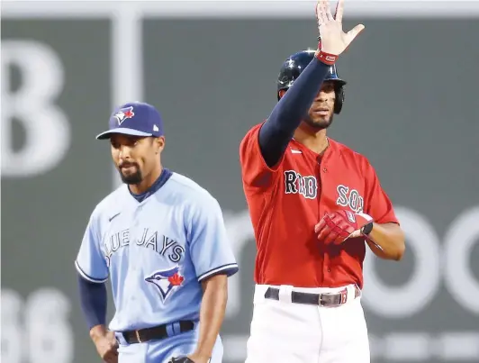  ?? PHOTO AFP ?? En plus de claquer un circuit, Xander Bogaerts, des Red Sox, a cogné un double sous les yeux de Marcus Semien, des Blue Jays.