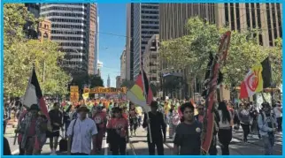  ??  ?? Aspectos de la marcha en San Francisco, California para pedir un “liderazgo real” en la lucha contra el cambio climático