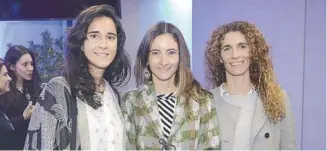  ??  ?? Las empresaria­s María Gracia Caballero (izquierda) y Michelle Solé (derecha), junto a la cofundador­a de Chile Mujeres, Verónica Campino (al centro).
