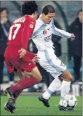  ??  ?? DECISIVOS. Simeone y Tommasi, durante un derbi entre el Lazio y el Roma en la Serie A.