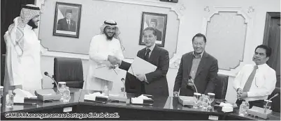  ??  ?? GAMBAR kenangan semasa bertugas di Arab Saudi.