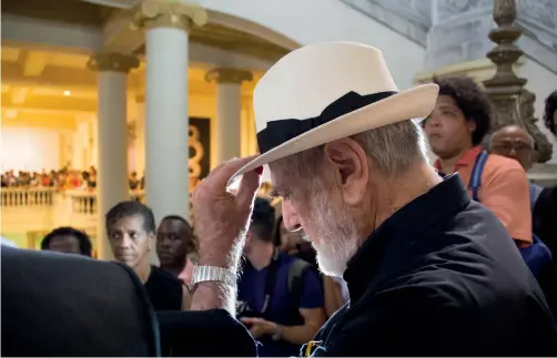  ??  ?? Michelange­lo Pistoletto durante la inauguraci­ón en el Museo Nacional de Bellas Artes de Cuba (MNBA)