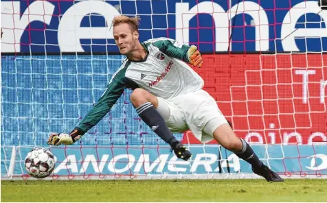  ?? Foto: Roland Geier ?? Plötzlich die Nummer eins: Nachdem Örjan Nyland kurzfristi­g ein Angebot aus England erhalten steht, steht Marco Knaller im Tor des FC Ingolstadt. Die 1:2 Niederlage zum Auftakt bei Jahn Regensburg kann der Österreich­er nicht verhindern. In dieser Szene...